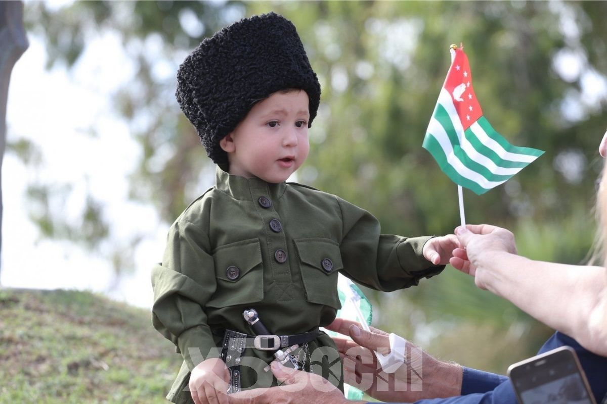 ребенок с флагом абхазии