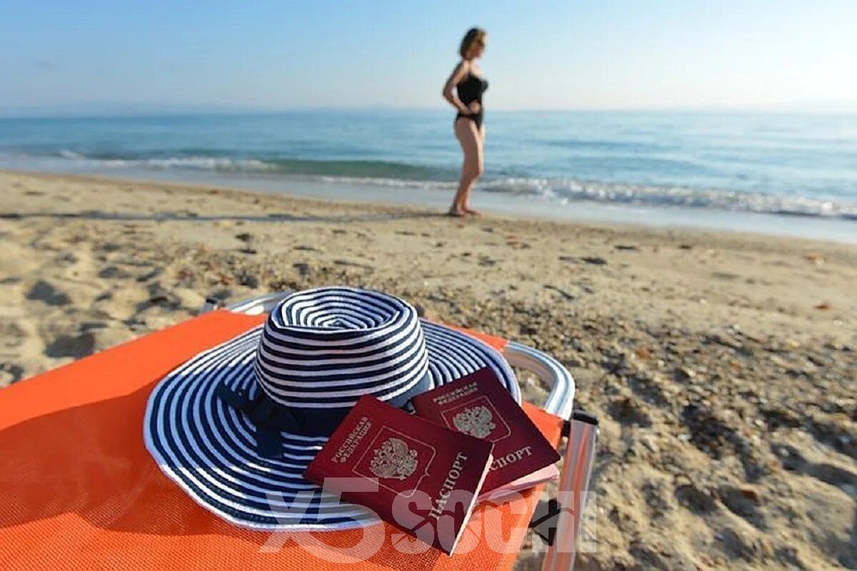 российские паспорта на фоне моря