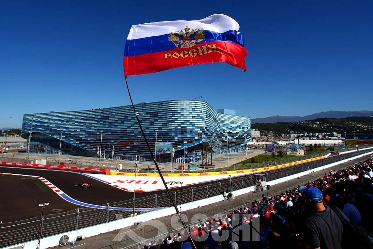 Российский флаг на фоне трассы формулы 1